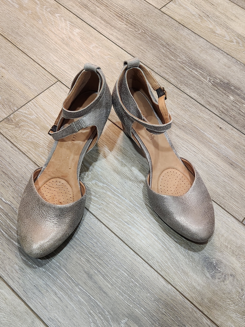 Gentle Souls by Kenneth Cole Raven Pumps in antique gold  Size 10